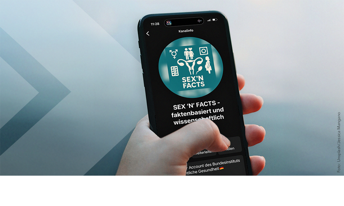 Teaserbild zeigt ein Smartphone mit dem WhatsApp-Kanal des BIÖG